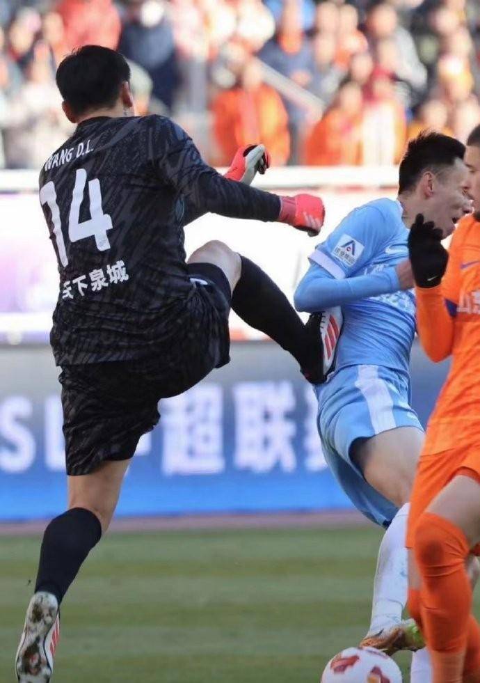 场上激烈对抗，裁判吹罚争议不断