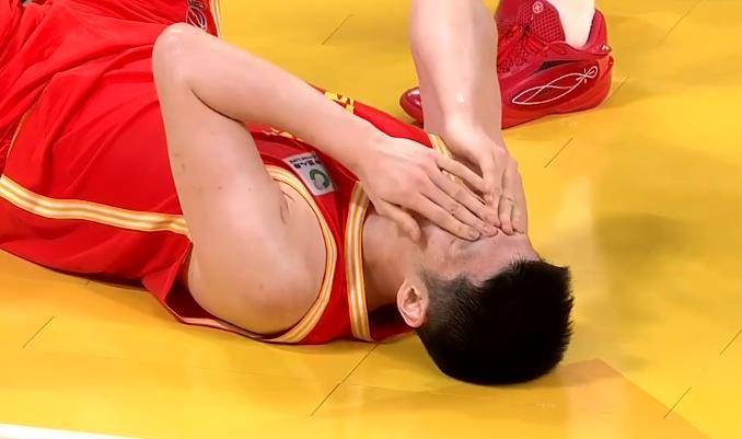 场上激烈对抗，裁判吹罚争议不断