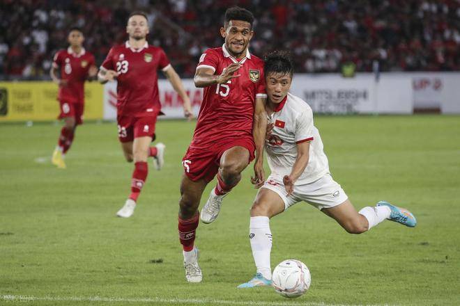 越南队员在足球比赛中展现实力