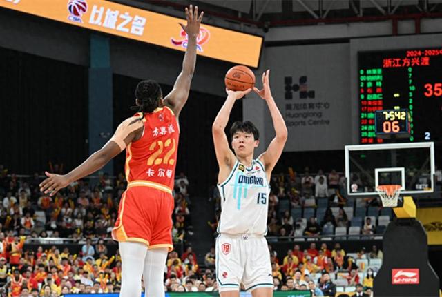 包含竞技场上的新星闪耀，球队士气高涨迎来胜利！的词条