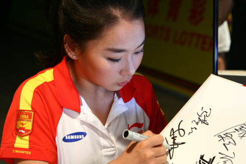 厄瓜多尔选手获得女子超级大曲道金牌