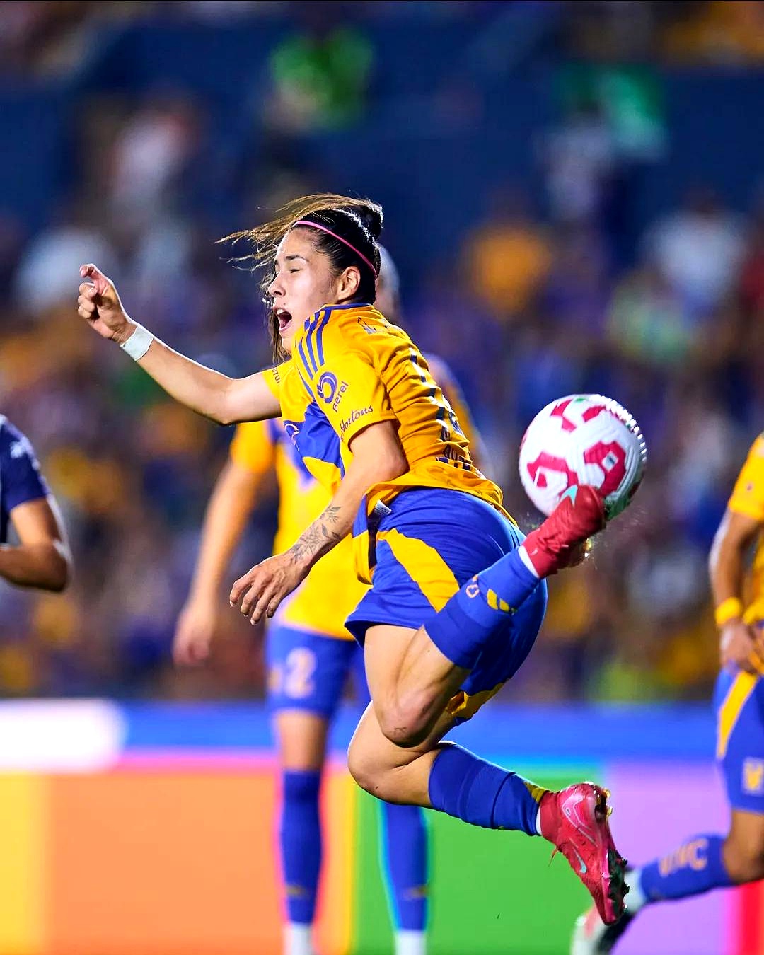 开云体育官网-女运动员在足球赛场上兢兢业业，全力以赴