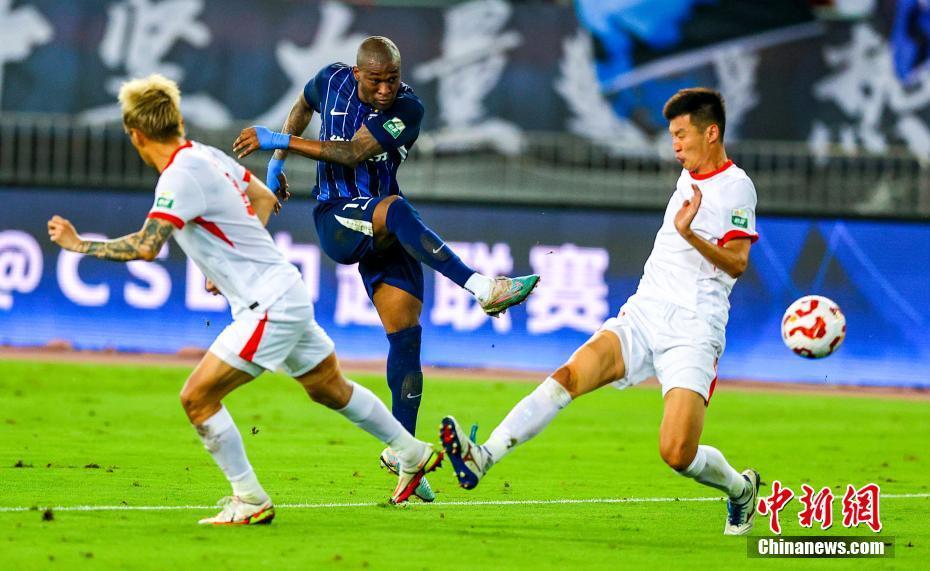 中国足球聚焦中超联赛，球员们为新季冲刺练兵