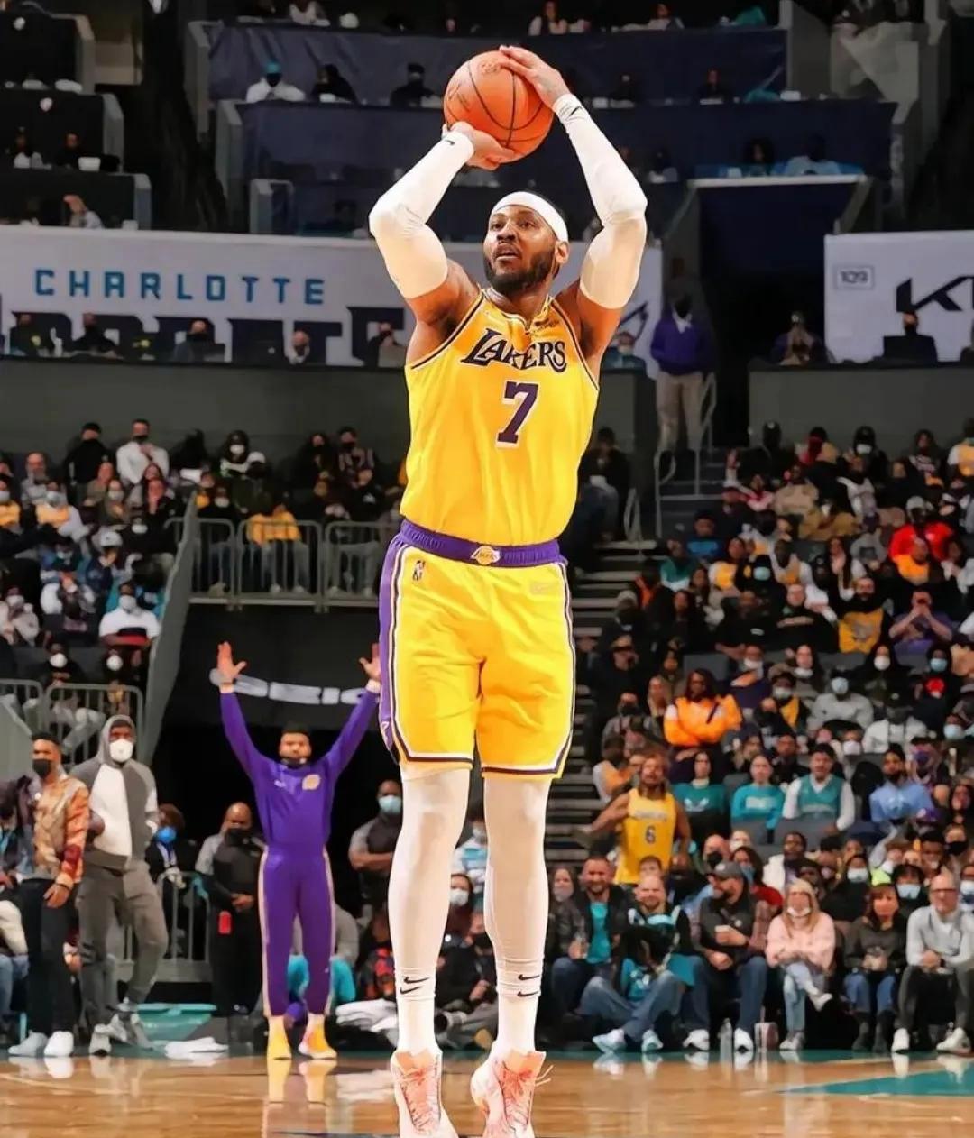 关于篮球巨星与球队合同续约谈判进展顺利的信息