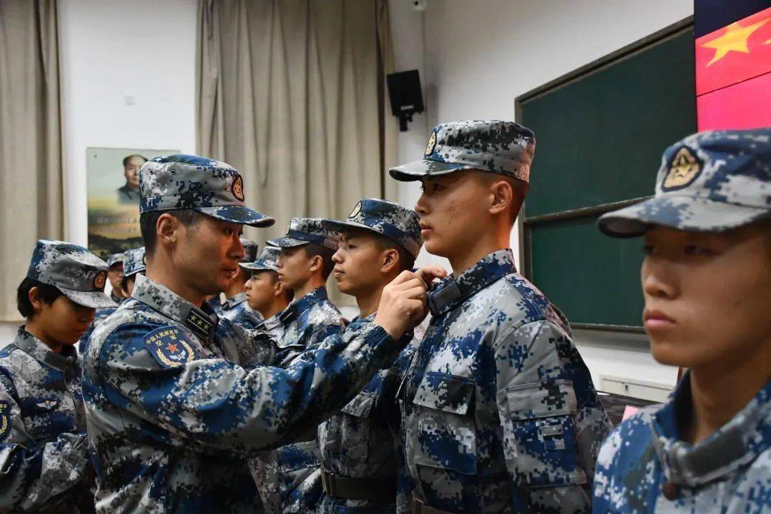 包含里昂在比赛中披荆斩棘，向着目标前进的词条