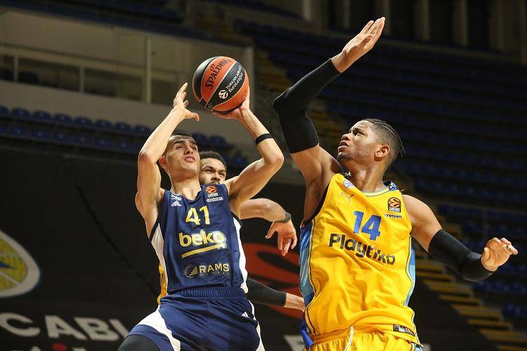 各国球迷热情支持篮球比赛