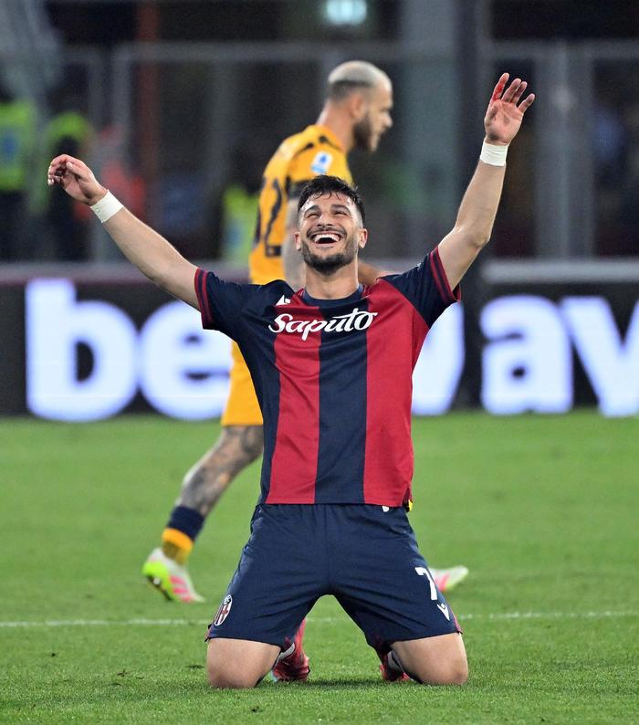 意大利足球队员在国际赛事中勇猛作战