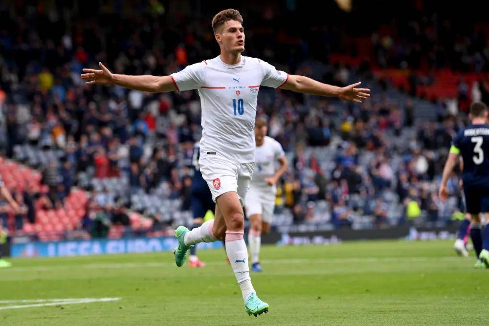 捷克队疯狂进攻，突破防线取得胜利的简单介绍