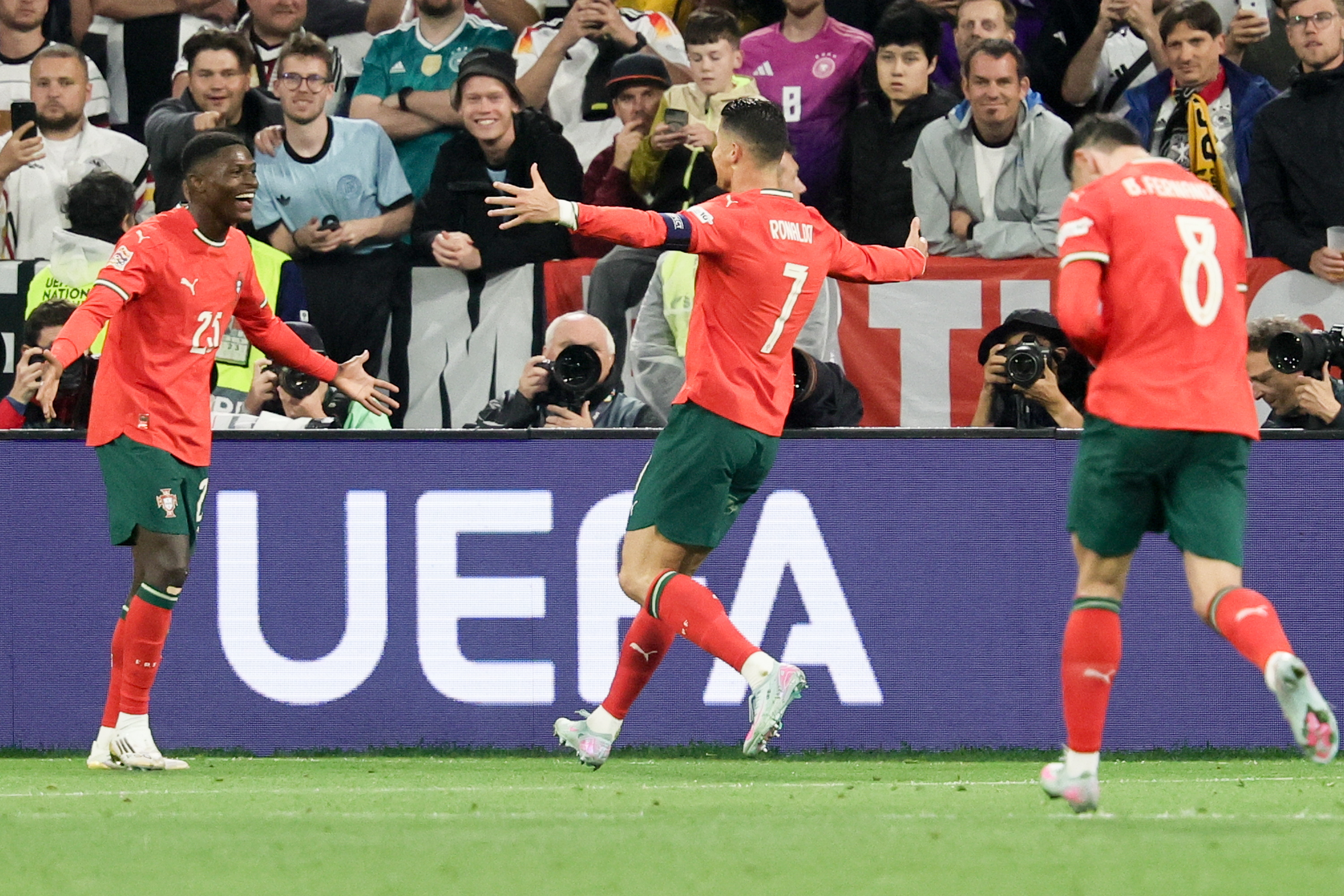 开云体育官网-包含欧国联晋级赛开打，球队士气高涨的词条