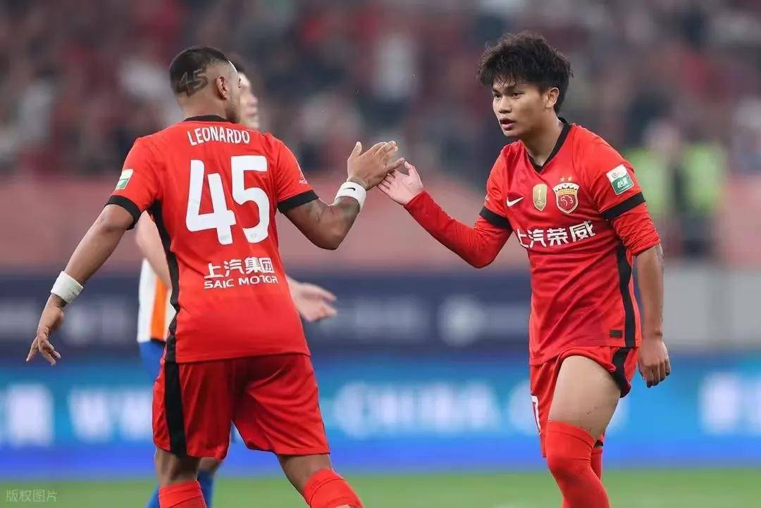 打破僵局，前卫球员助球队夺冠