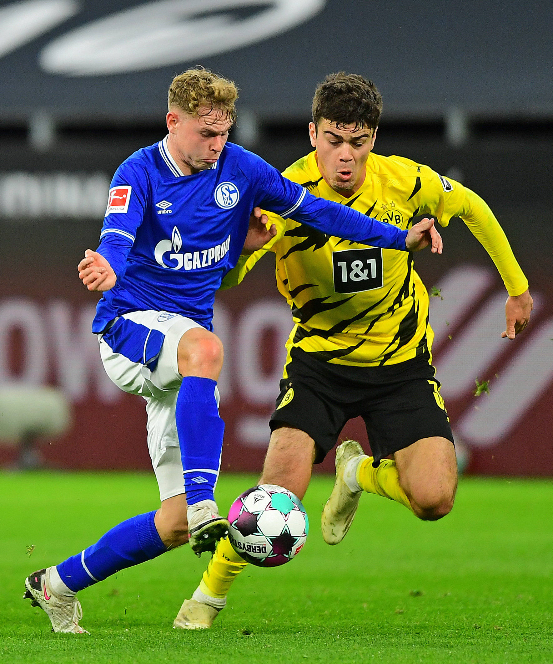 开云体育-沙尔克队后防线连续失误，成为致命伤