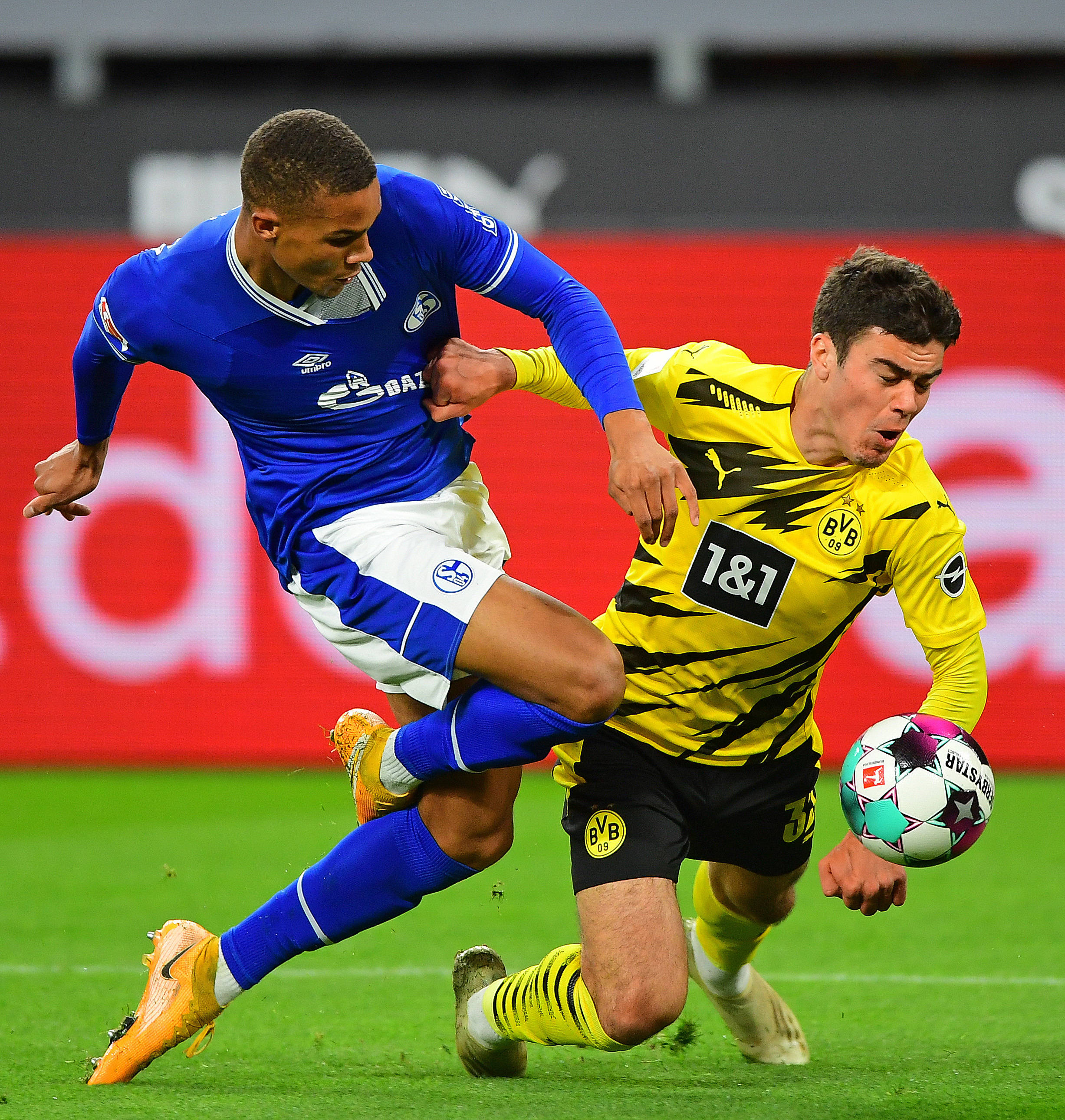 沙尔克队后防线连续失误，成为致命伤