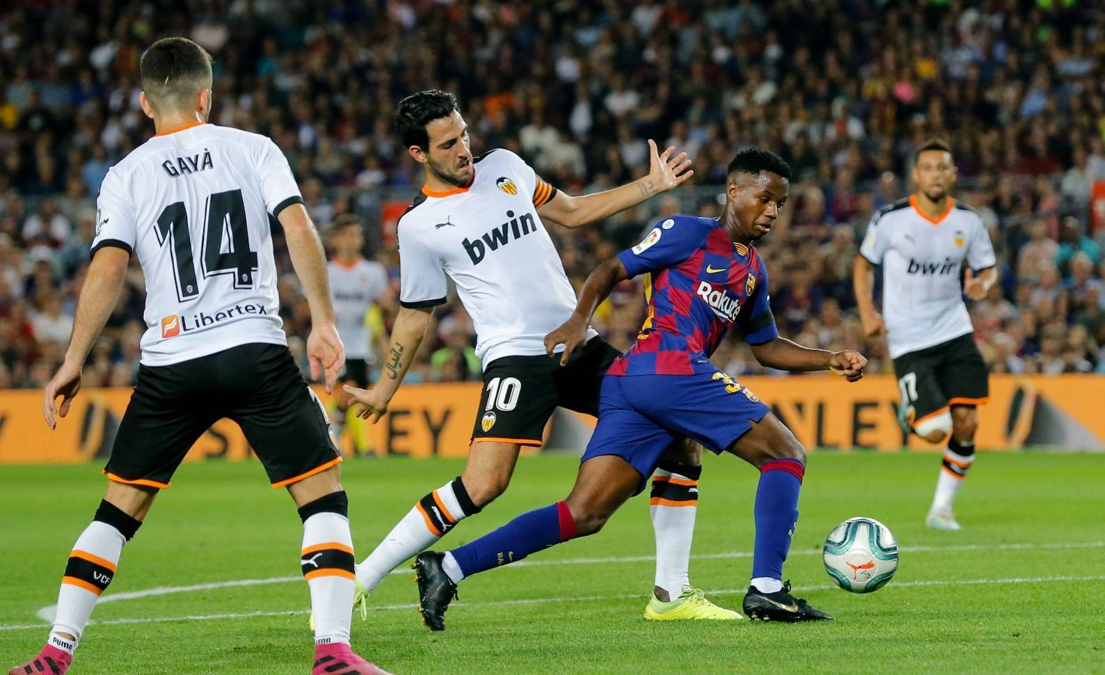 瓦伦西亚主场战胜巴塞罗那，实现大逆转的简单介绍