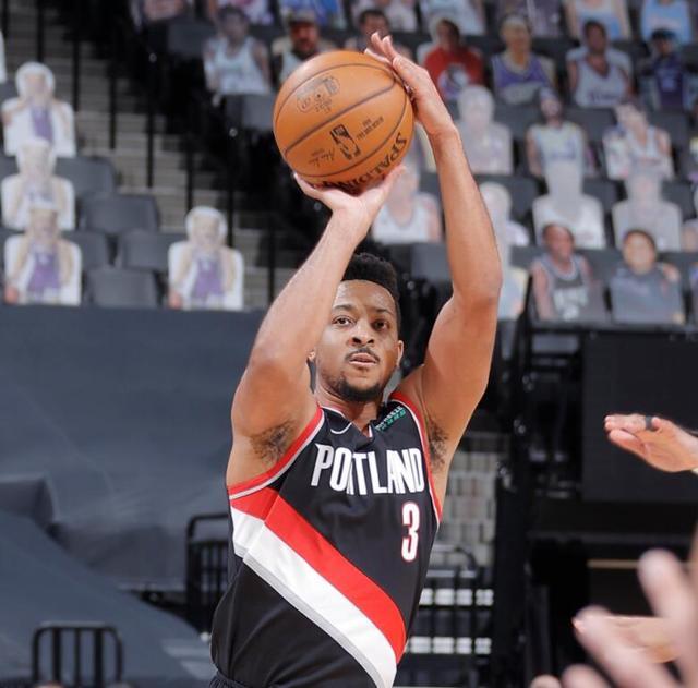 包含波兰男篮险胜爵士，麦科勒姆绝境逆转的词条